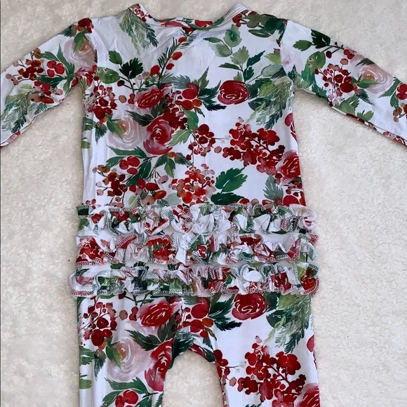 NWT Posh Peanut Beatrix Ruffled Footie 6-9M Holiday Holly Berry - Picture 7 of 7
